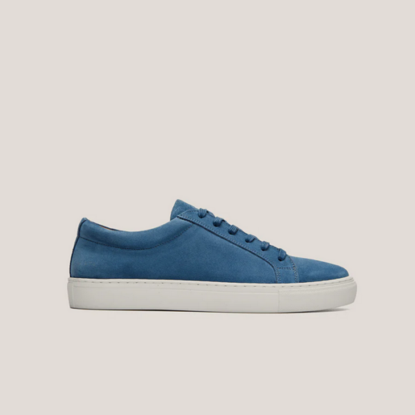 Blaue Sportschuhe